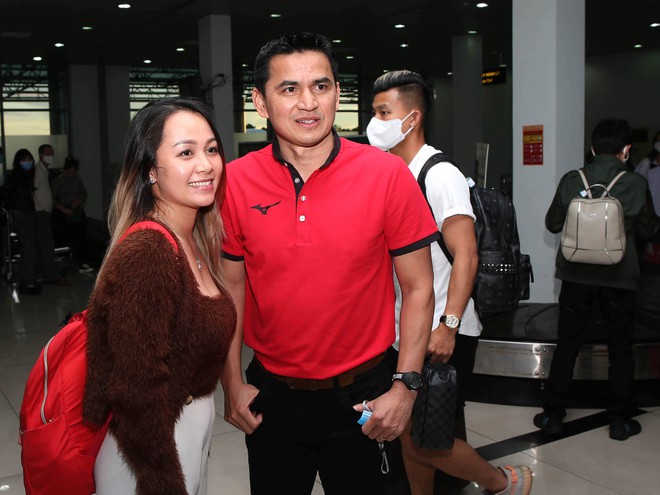 Fan nữ và Pleiku xinh đẹp khiến Kiatisak ấm lòng ngày trở về