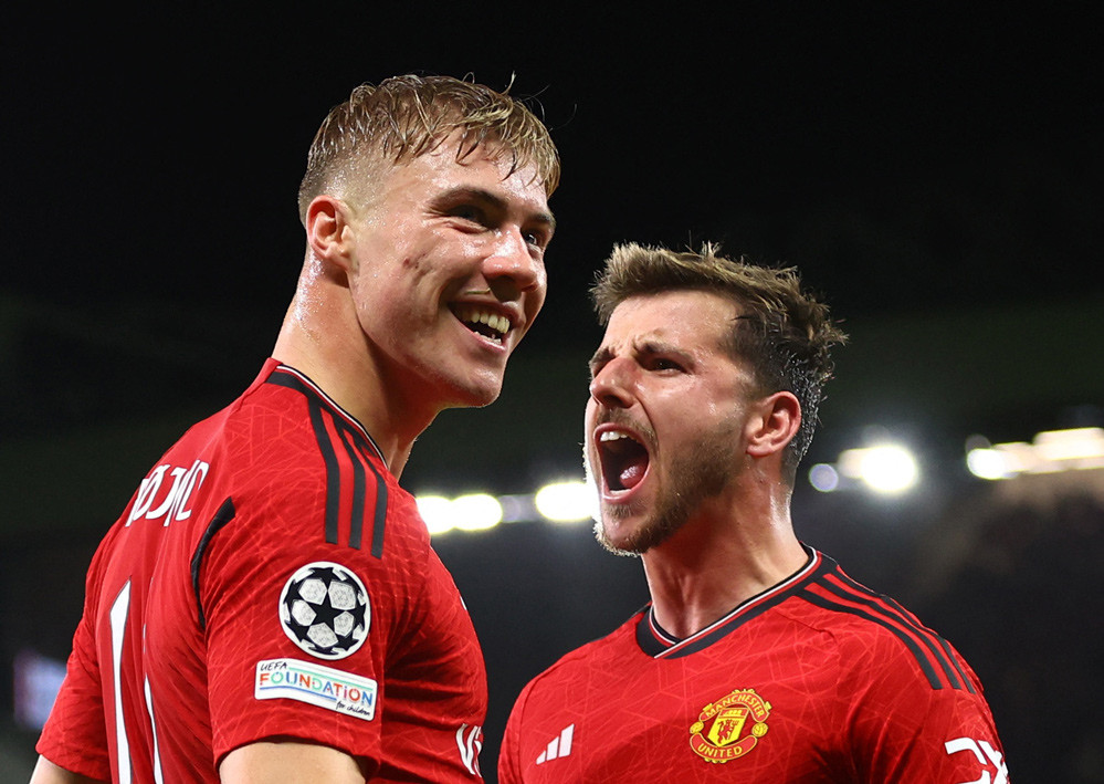 Thảm họa hàng thủ, MU thua bẽ bàng Galatasaray