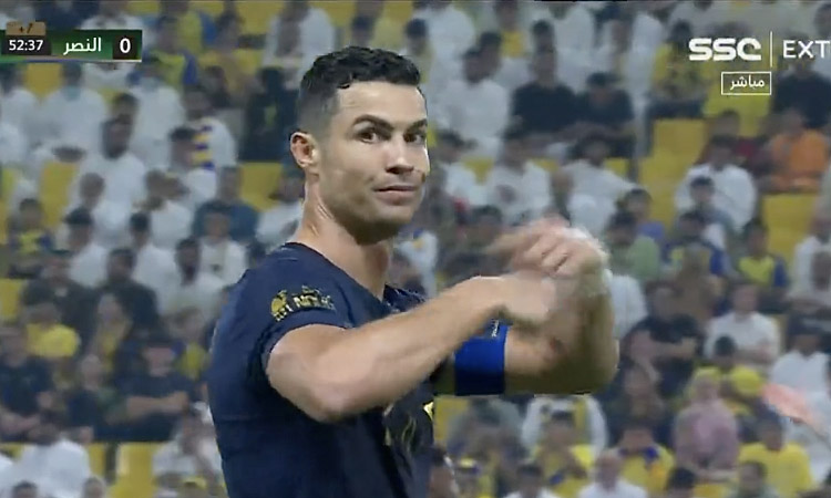 Ronaldo nổi nóng với trọng tài, Al-Nassr thắng nhọc trong trận cầu 2 thẻ đỏ