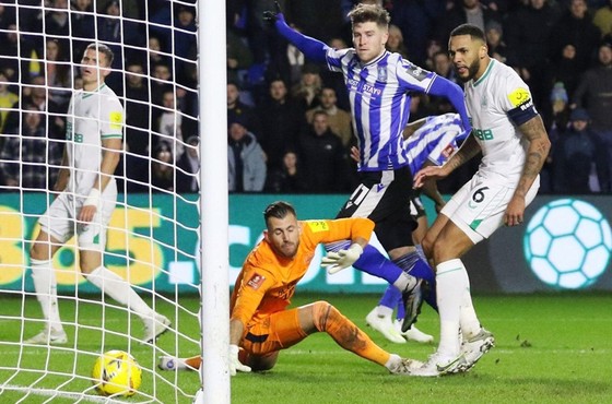 Newcastle bị loại sốc, Liverpool chỉ hòa trên sân nhà