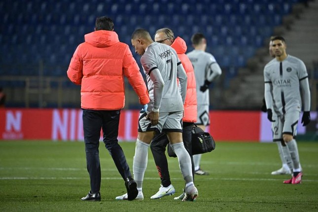 Đêm kinh hoàng của Mbappe: 2 lần hỏng penalty, đau đớn vì chấn thương và bị chế nhạo