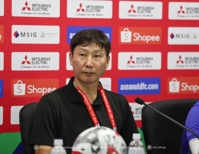 HLV Kim Sang Sik: “Đội tuyển Việt Nam vẫn phải cẩn trọng cho trận lượt về”