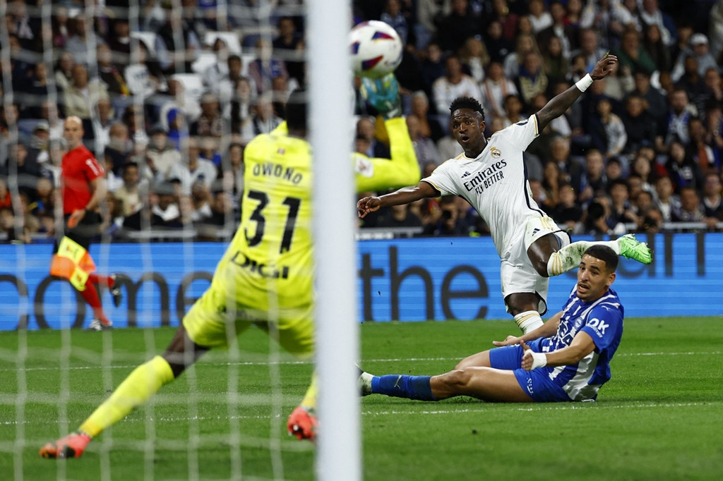 Real Madrid thắng đậm Alaves trong ngày khoe chiến tích vô địch La Liga