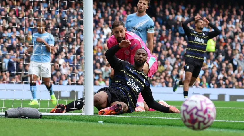 Man City vươn lên ngôi đầu bảng xếp hạng Premier League