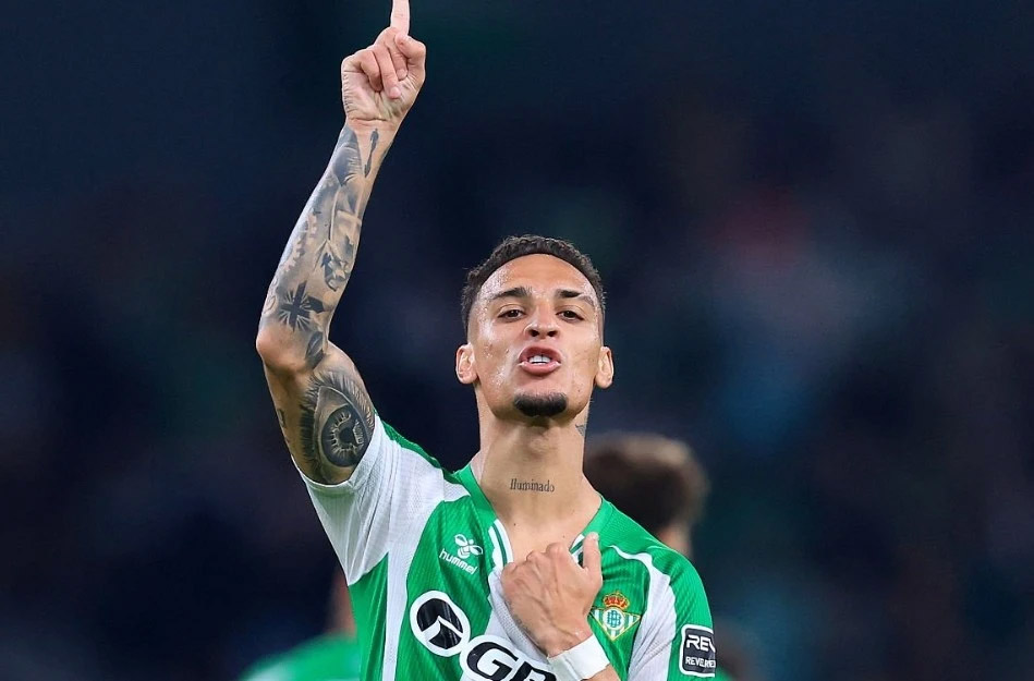 Antony lập cú đúp siêu phẩm