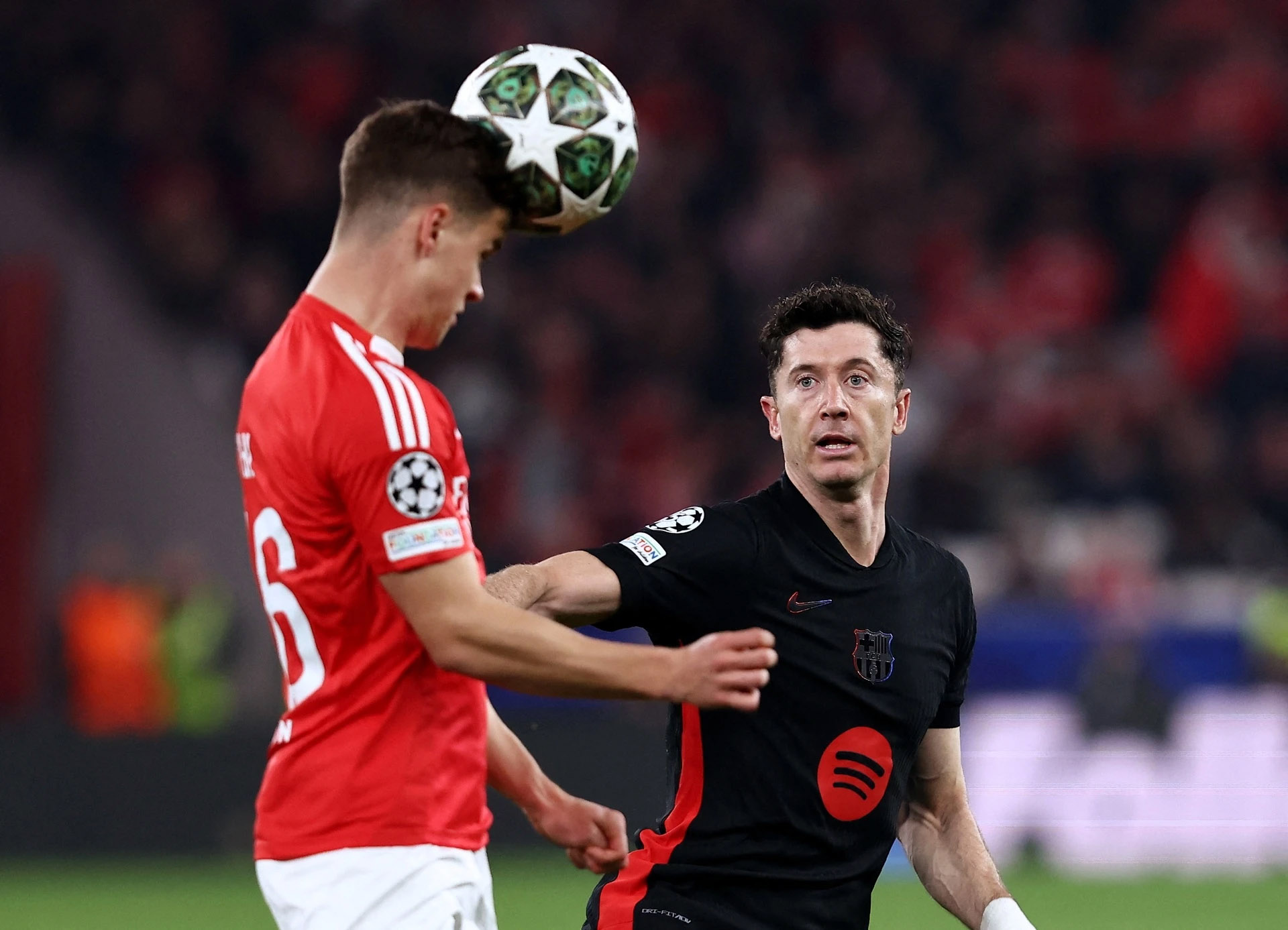 10 người Barcelona đánh bại Benfica tại Champions League