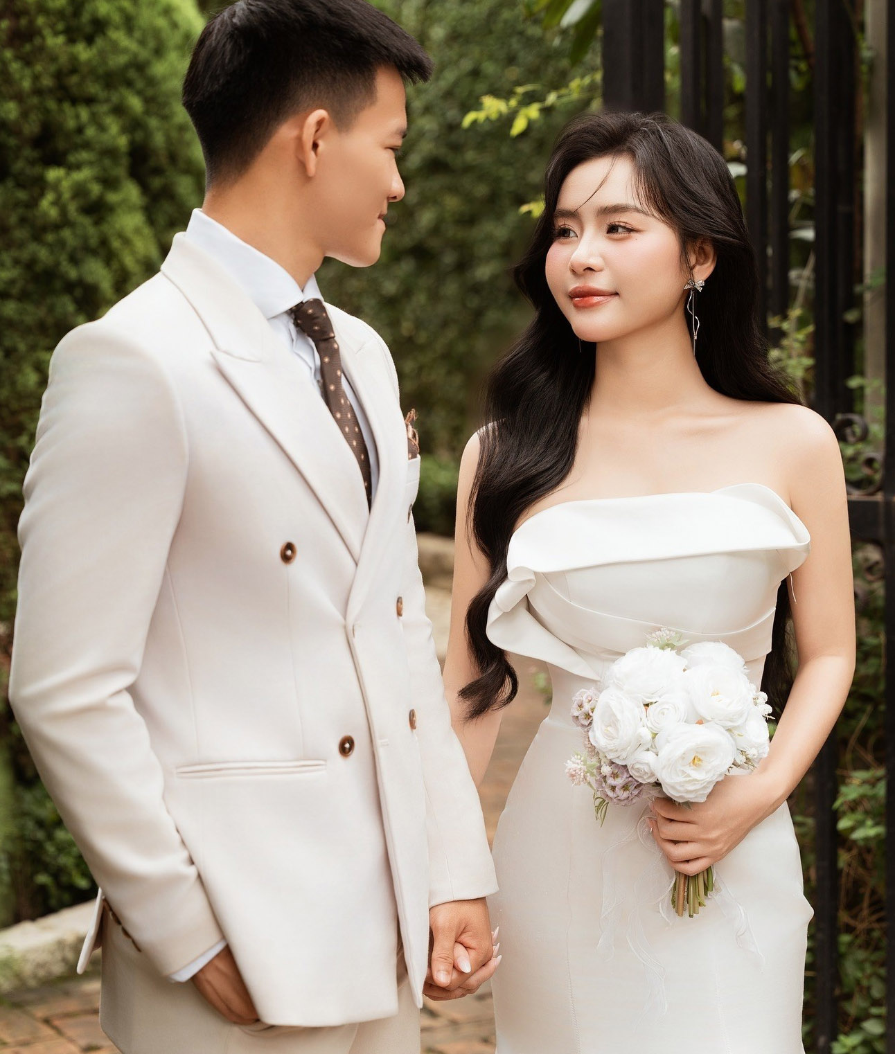 Nàng WAG xinh đẹp khiến tiền đạo U22 Việt Nam 'đeo gông sớm