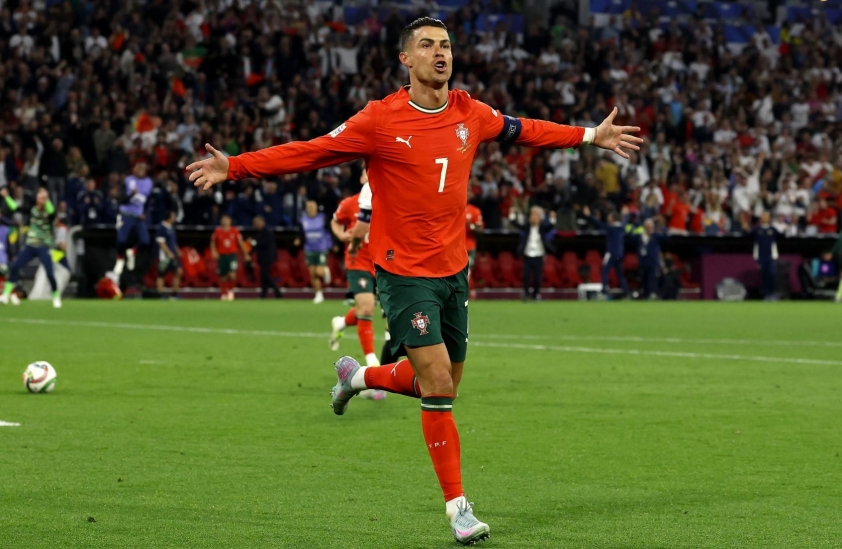 Ronaldo đi vào lịch sử sau trận thắng nghẹt thở của Bồ Đào Nha