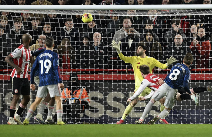 Arsenal mất điểm trước Brentford, thử thách ngôi đầu Ngoại hạng