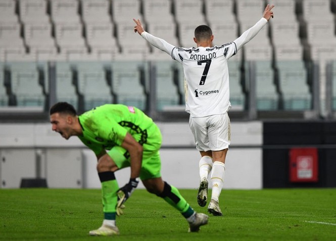 Qua mặt huyền thoại Pele, Ronaldo áp sát kỉ lục vĩ đại