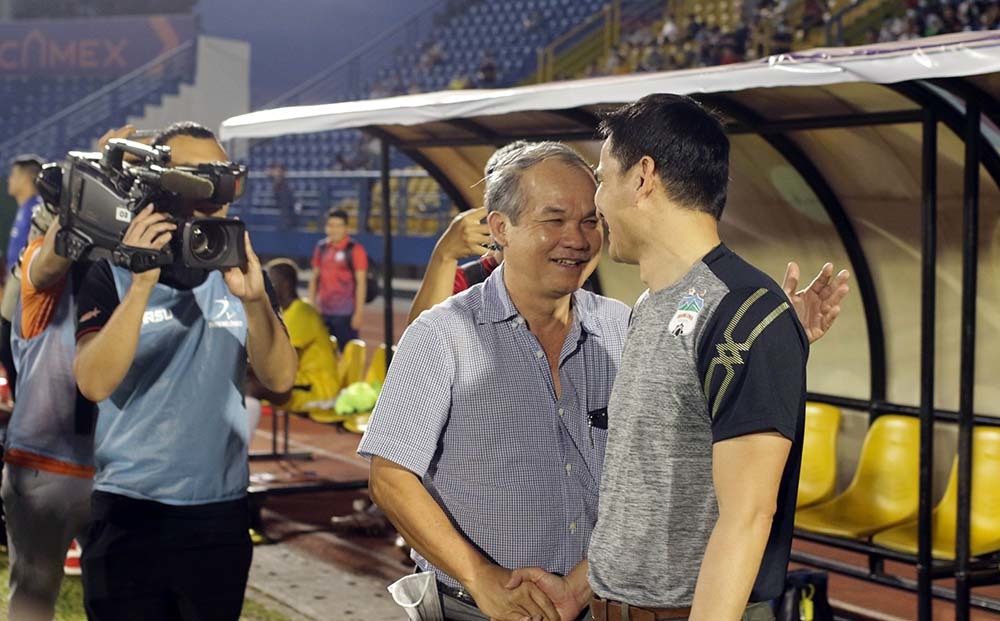 HAGL muốn bay cao, bầu Đức đừng để Kiatisuk... "chạy show"