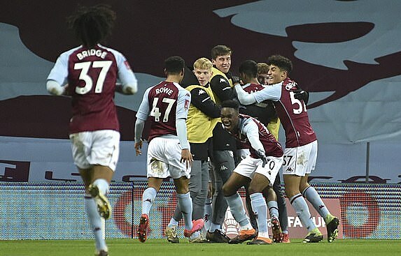 Liverpool vùi dập Aston Villa ở Cup FA